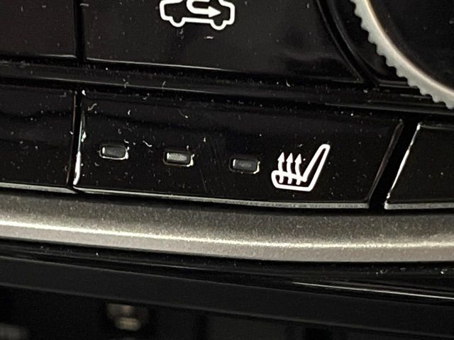【シートヒーター】寒い日に重宝するシートヒーター！エアコンより早く温まってくれるので寒がりの人も安心ですね♪エアコンの温風は乾燥するから苦手、という方にもをおすすめです。