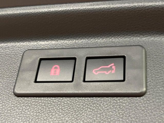 【パワーバックドア】スマートキーや運転席のボタンを押すだけでリアゲートが自動で開閉します！荷物を持っている時や、高い位置にあるバックドアを閉める際に便利な機能です♪