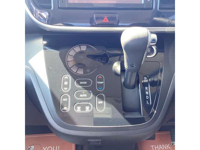 シフトレバーは簡単操作で運転もしやすくなっております。