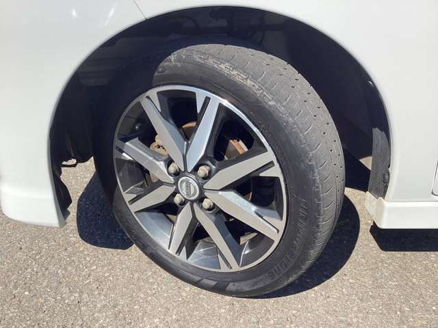 おしゃれ足元から。写真のアルミホイールがとてもかっこいいです！！