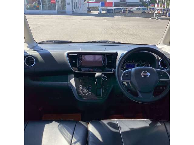 インパネ全体は写真の通りです！広々の運転席！運転席周りのボタンも操作しやすいです！写真で見切れている部分で見たい箇所があればお気軽にお問い合わせください！！