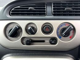 寒い冬も暑い夏も全席に快適な空調を届けてくれる、ダイヤル式エアコンを装備♪