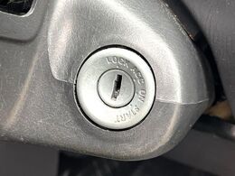 【キーレス】少し離れた場所からでもボタン一つでドアの開錠・施錠ができるのでとっても便利！ドアの鍵穴周りに傷をつけることもありません♪