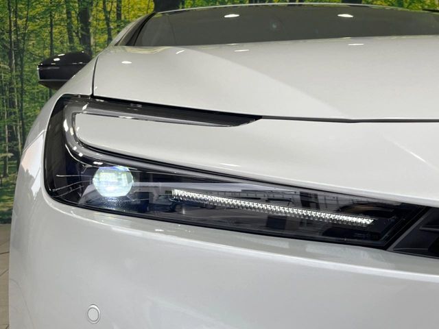 【LEDヘッドライト】悪天候や夜間走行時も良好な視界を確保し安心して運転できる高輝度LEDヘッドライトを装備！点灯速度が早く、消費電力も抑えられています。