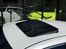 オプション110,000円の電動サンルーフ付き！開放感のあるドライブをお楽しみいただけます。