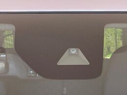 【エマージェンシーブレーキ】走行中に前方の車両等を認識し、衝突しそうな時は警報とブレーキで衝突回避と被害軽減をアシスト。より安全にドライブをお楽しみいただけます。