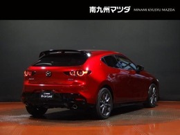 【MAZDA3】光の映り込みだけで、「面のうつろい」を表現し、見る場所、時間、天気によりさまざまな表情を見せ、見るたびに「このクルマにして良かった」と思っていただける車です。洗車も楽しくなります。