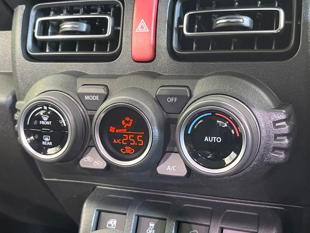 【オートエアコン】一度お好みの温度に設定すれば、車内の温度を検知し風量や温度を自動で調整。暑い…寒い…と何度もスイッチ操作をする必要はありません。快適な車内空間には必須の機能ですね♪