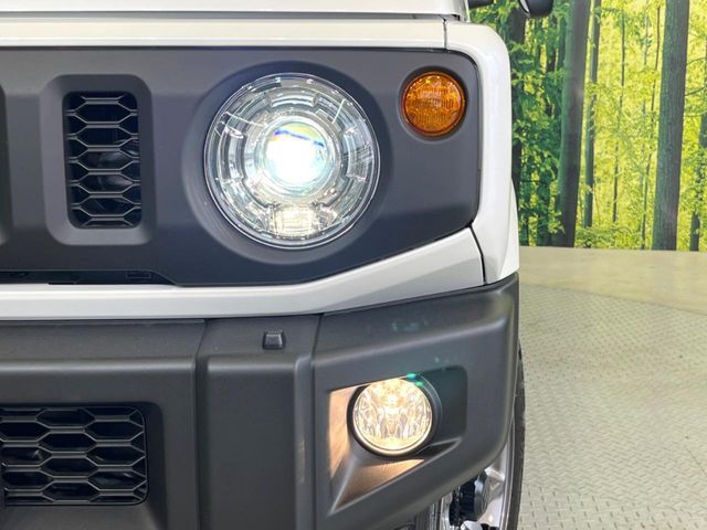 【LEDヘッドライト】悪天候や夜間走行時も良好な視界を確保し安心して運転できる高輝度LEDヘッドライトを装備！点灯速度が早く、消費電力も抑えられています。