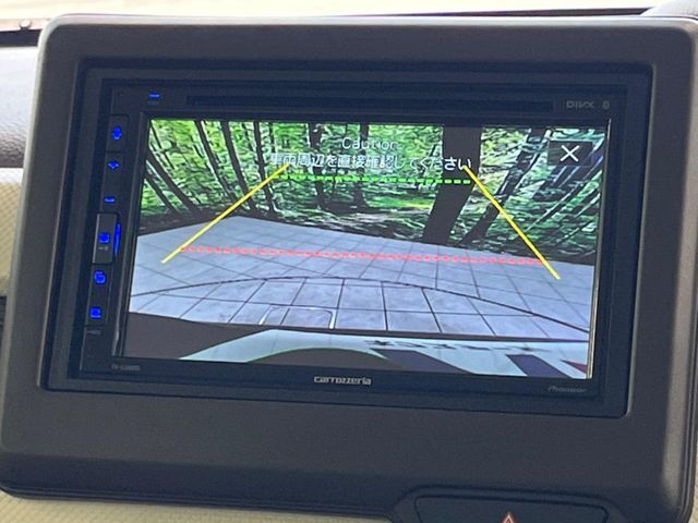 【バックカメラ】駐車時に後方がリアルタイム映像で確認できます。大型商業施設や立体駐車場での駐車時や、夜間のバック時に大活躍！運転スキルに関わらず、今や必須となった装備のひとつです！