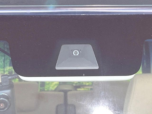 【ホンダセンシング】走行中に前方の車両等を認識し、衝突しそうな時は警報とブレーキで衝突回避と被害軽減をアシスト。より安全にドライブをお楽しみいただけます。