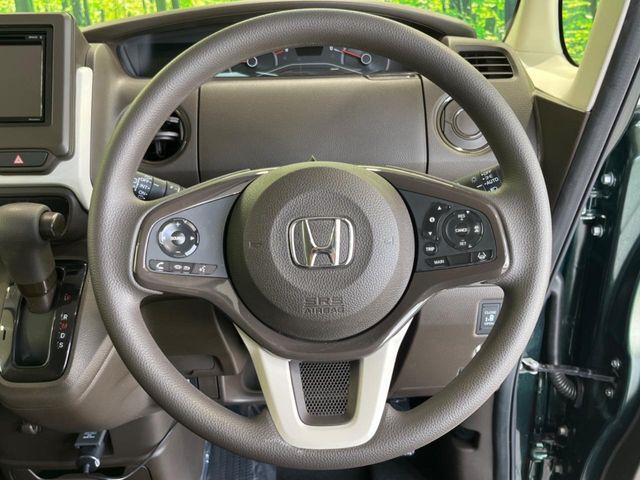 インテリアに合わせたデザインのステアリングは、運転される方のことも考え、運転しやすい形状、大きさです。是非一度、実際に触ってお確かめください。