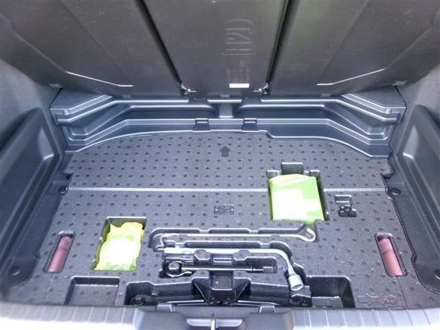 デッキボード下部収納スペース（タイヤパンク修理キット＆車載工具装備）