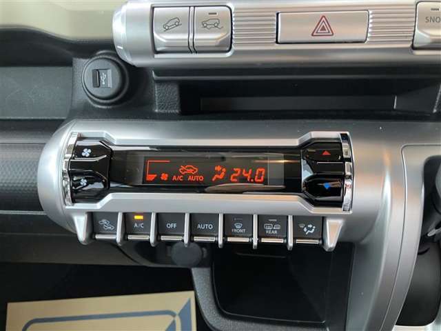 オートエアコンなので、お好みの温度に設定するだけで車内を快適空間にしてくれます。