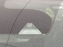 【インテリジェントエマージェンシーブレーキ】フロントカメラで前方の車両や歩行者を検知。衝突しそうな時は衝突被害軽減ブレーキが作動、衝突回避をサポート。より安全にドライブをお楽しみいただけます。