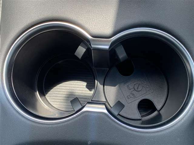 運転席助手席の間にはカップホルダーがございます。