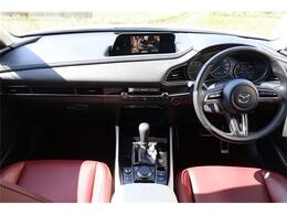 前席全体　目線も高く広い視界で安心して運転することができますね！