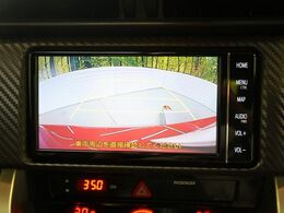 【バックカメラ】駐車時に後方がリアルタイム映像で確認できます。大型商業施設や立体駐車場での駐車時や、夜間のバック時に大活躍！運転スキルに関わらず、今や必須となった装備のひとつです！