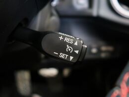【クルーズコントロール】高速道路もラクラク走行。アクセルを離しても一定速度で走行ができ、長距離運転時の負担を軽減！加速・減速も簡単なスイッチ操作で調整できます。