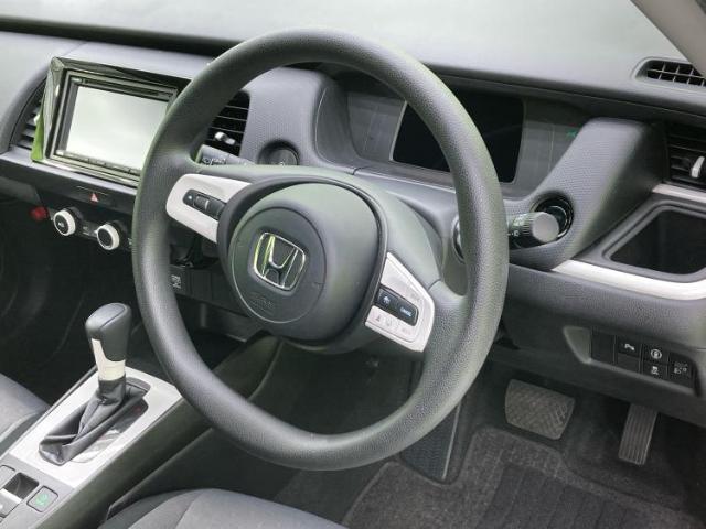 WECARSの展示場では実際に見て、触ってお車をお選びいただけます！知識の豊富な営業スタッフが様々なカーライフをご提案いたします！