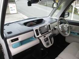 外装と同じカラーリングがお洒落なインテリア♪ベンチシートが◎♪サイドエアバッグやドアロック連動ドアミラーなど嬉しい装備もお見逃しなく♪