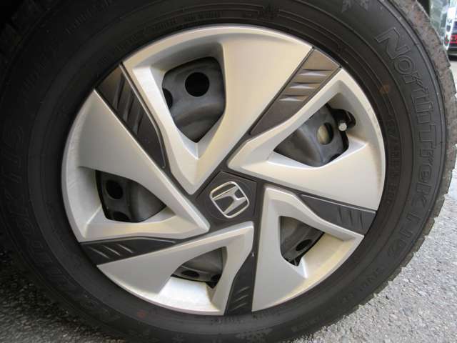 ABSとは、アンチロック・ブレーキシステムの略。フルブレーキ時に車輪のロックを防ぐことで、車両の安定を図るとともに操舵を可能にする装置。各車輪ごとに制御され、悪天候時など特に効果が大きい。