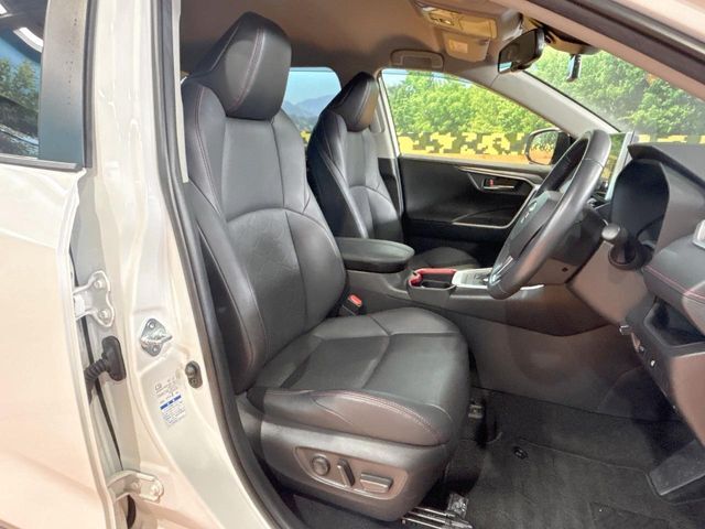 運転席まわりには十分なスペースがあり、大柄な方でもゆったり運転していただける環境です。