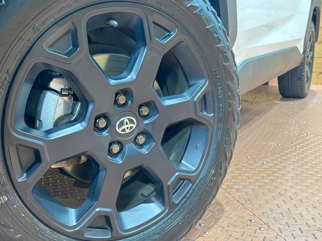 【純正18インチアルミホイール】外観にマッチした純正アルミホイールを装着しております。各種社外アルミホイールや、スタッドレスタイヤも取扱いしております。是非ご相談ください♪