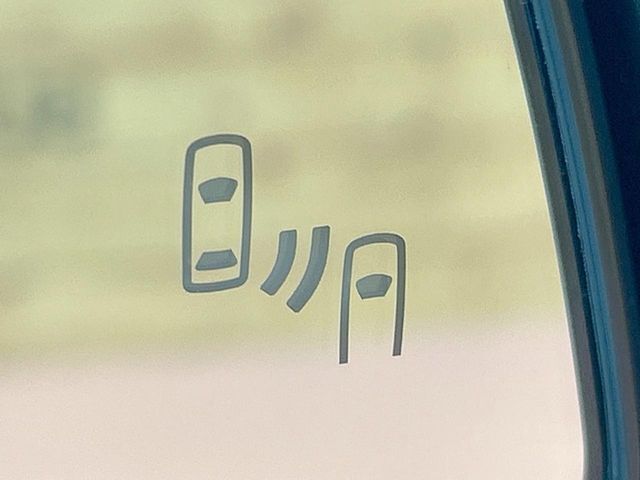 【ブラインドスポットモニター】走行中、ドアミラーの死角になりやすい箇所に後続車が接近するとサイドミラーのレンズに警告を表示！ドライバーに注意喚起をしてくれます。