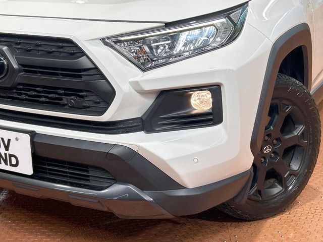 【LEDヘッドライト】悪天候や夜間走行時も良好な視界を確保し安心して運転できる高輝度LEDヘッドライトを装備！点灯速度が早く、消費電力も抑えられています。