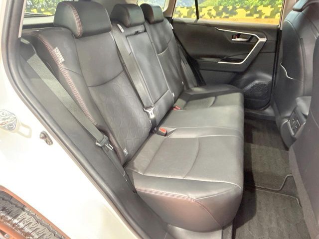 広々とした2列目シートは居住性が高く、居心地も快適！友達や家族とのお出かけにぴったりです。ベビーシートやチャイルドシート使用時も快適にお過ごしいただける十分な空間を確保しています。