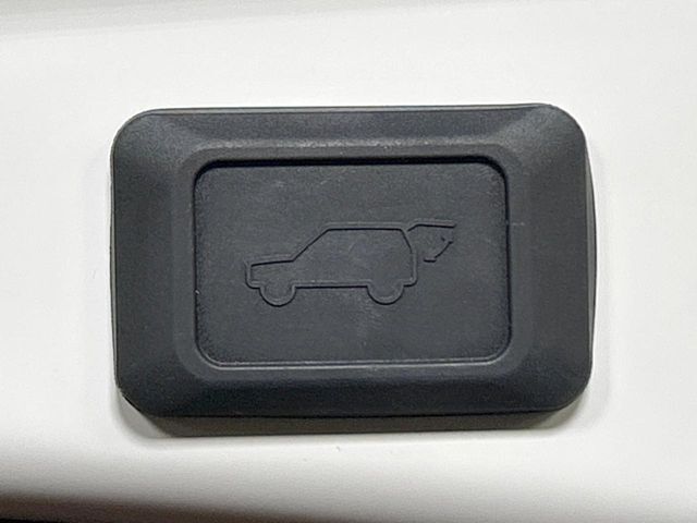 【パワーバックドア】スマートキーや運転席のボタンを押すだけでリアゲートが自動で開閉します！荷物を持っている時や、高い位置にあるバックドアを閉める際に便利な機能です♪