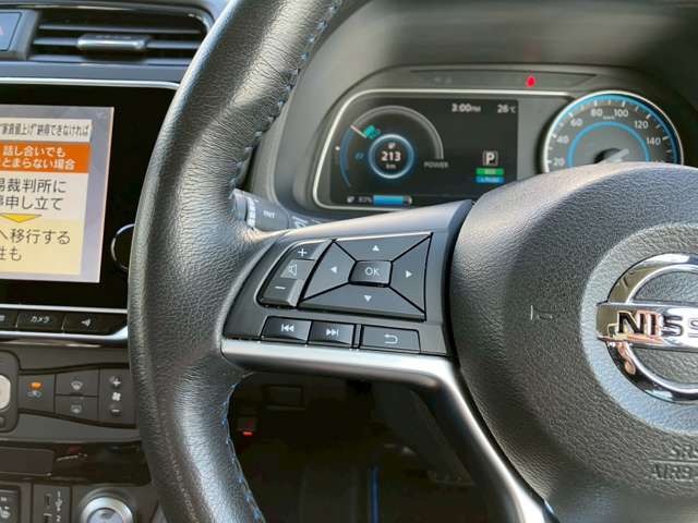 ハンドルには車両状態の確認やナビ操作が可能なステアリングスイッチを完備♪高さ調節も可能です！