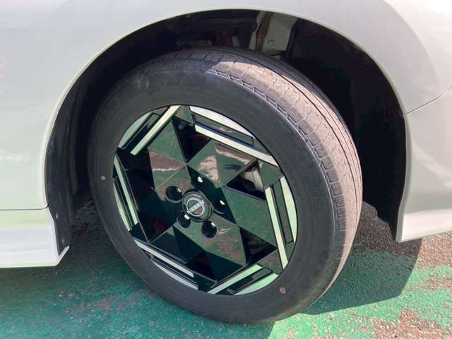 タイヤサイズは205/55R16です。日産純正ホイールカバー装着です☆