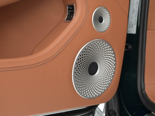 オプションのBang ＆ Olufsen。音響設備にも妥協のない1台となっております。