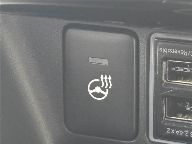 【ステアリングヒーター】冬場に冷たくなりやすい革巻きステアリングを、スイッチ一つで素早く適温に！エアコンよりも早く温まってくれるので、寒い日の運転も快適になりますね♪