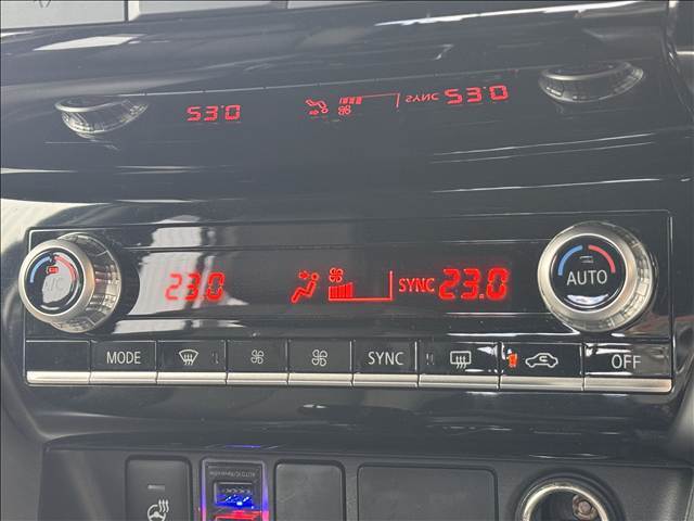 【オートエアコン】一度お好みの温度に設定すれば、車内の温度を検知し風量や温度を自動で調整。暑い…寒い…と何度もスイッチ操作をする必要はありません。快適な車内空間には必須の機能ですね♪