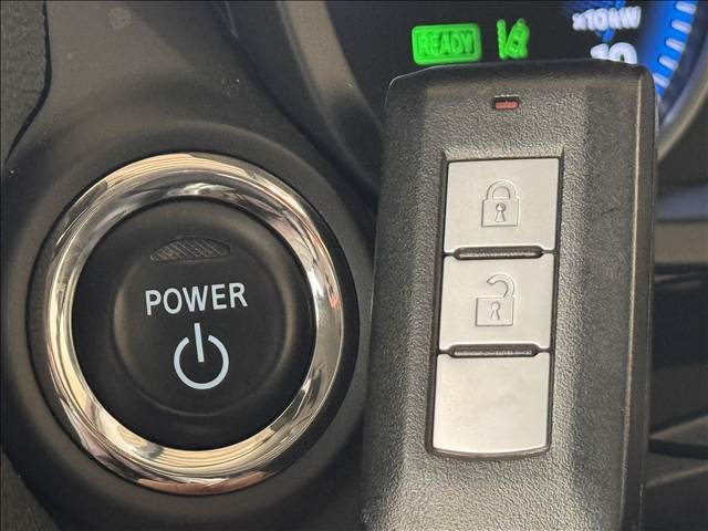 【スマートキー】カバンやポケットに入れたままでもドアの施錠・解錠が可能なスマートキーを装備。エンジンのオン・オフ時もカギを取り出す必要が無いからとっても便利です♪