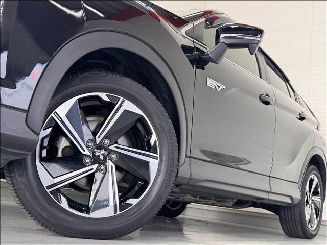 【純正アルミホイール】外観にマッチした純正アルミホイールを装着しております。各種社外アルミホイールや、スタッドレスタイヤも取扱いしております。是非ご相談ください♪