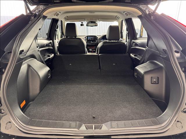 ラゲッジルームは、大容量のスペースを確保。普段のお買い物からレジャーまで、幅広く活躍してくれます！また、リアシートを倒すことでバリエーション豊かにお使いいただけます。