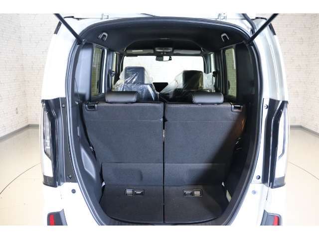 こんなに広い荷室が出来ますよ！背の高い荷物も積めます。リアシートとトランクが繋がっているので、長尺ものでも収納がOK！買い物等で重宝しますよ！