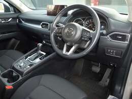 ドライバーを中心に操作機器や計器類を左右対称に配置したコックピット。ヒューマンインターフェイス優先とする事で、疲労軽減や安全にも繋がります♪