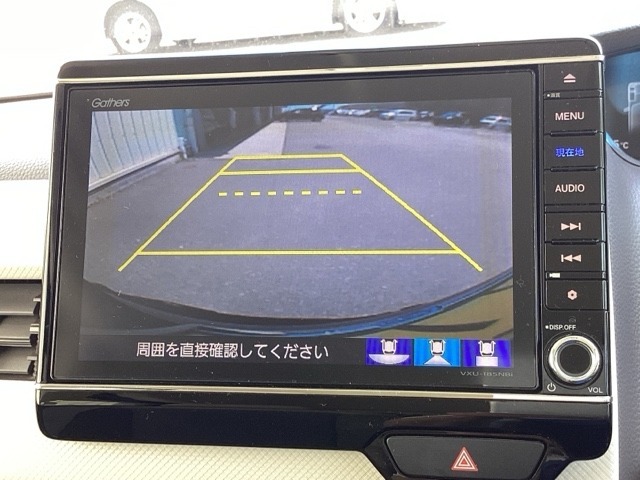 3ビュー切り替えやガイド線表示のバックカメラで、バックでの車庫入れも安心です。