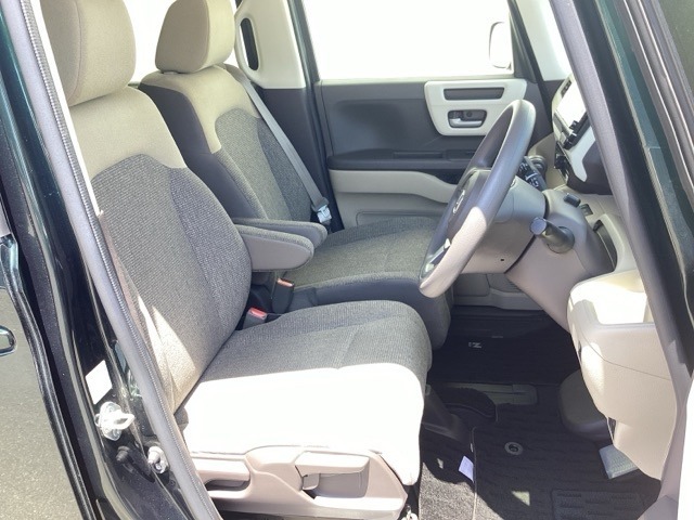 フロントは広々セパレートシート、運転席は、高さを調整できるハイトアジャスター付きです。