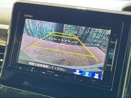 【バックカメラ】駐車時に後方がリアルタイム映像で確認できます。大型商業施設や立体駐車場での駐車時や、夜間のバック時に大活躍！運転スキルに関わらず、今や必須となった装備のひとつです！