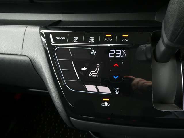 車内を年中快適に保ってくれるタッチパネル式オートエアコン。