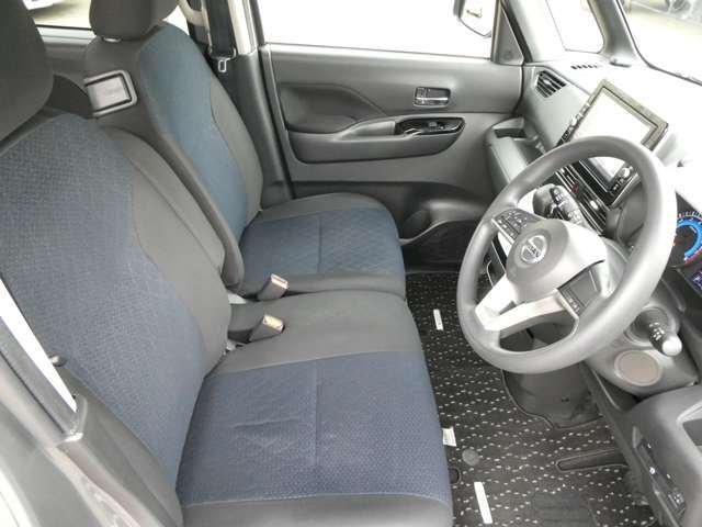 運転席も広々でゆったり気分で運転できます♪