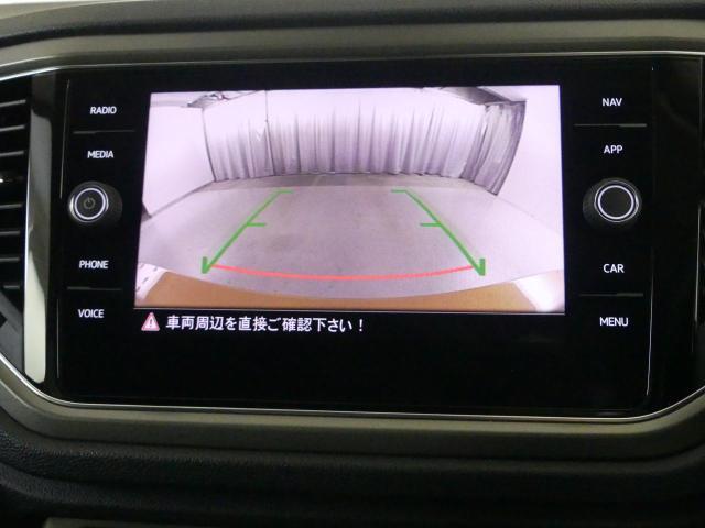 ★リアビューカメラが装備されています。ギアをリバースに入れると車両後方の映像を見ることができます。車両後方の映像とガイドラインを表示し、車庫入れなどの安全確認をサポートします。