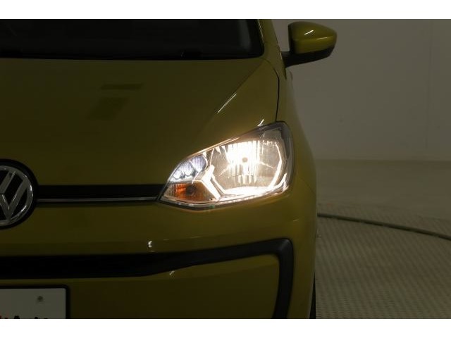 ハロゲンヘッドライト：精悍な印象を与えるLEDポジションランプや、車体の傾きに合わせ上下の光軸を調整できるハイトコントロール機能付き。