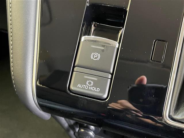 【オートブレーキホールド機能】信号待ちや渋滞、坂道などでの停車時に、ブレーキペダルから足を離しても自動的に停車状態を保持してくれます！